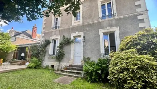 Maison de Maître au coeur de La Riche, avec jardin clos et terrasse. 