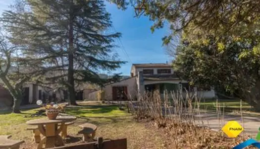 RARE Propriété 200 m2 sur terrain paysagé de 7600 m2 avec hangars et boxs à chevaux