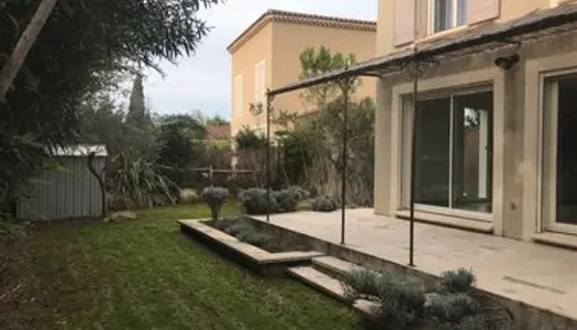 Villa avec jardin et garage 
