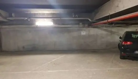 Parking sous-sol à vendre - 100 m m° Louis Aragon 