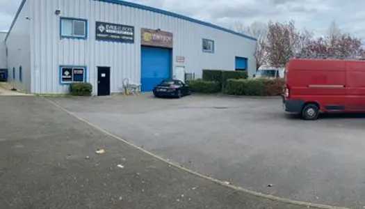 Direct Propriétaire : Local d'activités / Entrepôt de 675 m² + 7 places de parking 