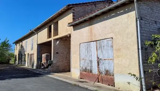 Corps de ferme à rafraîchir très proche centre-ville Saint-Sulpice 