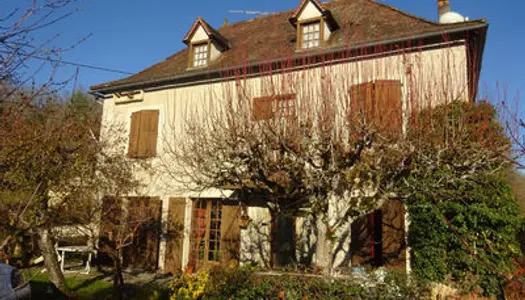 Maison en pierre dans un village