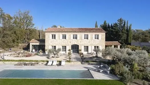 MAGNIFIQUE BASTIDE EN PIERRE AVEC VUE DANS UN QUARTIER PRISÉ - TOURRETTES 