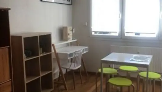 Studio meublé 26 m2 renové chauffage eau compris 