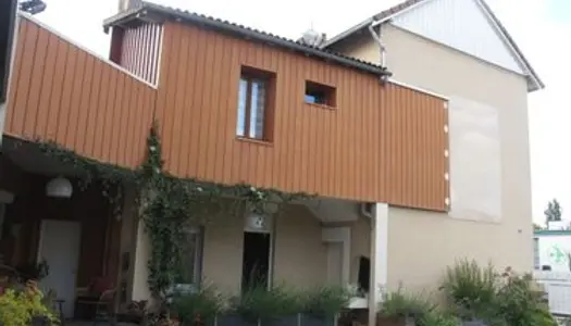 Maison-atelier avec deux hangars, ancienne entreprise, 500m2, en centre ville 