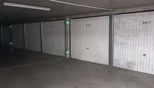 Garage fermé à louer dans résidence sécurisée 