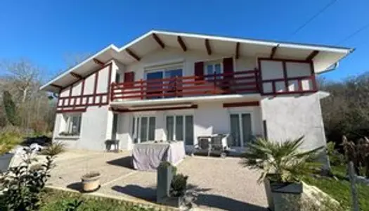 Maison magnifiquement entretenue avec appartement indépendant et spa