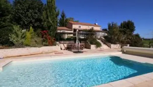 Sud Charente. Caractère, confort, piscine, vues superbes 