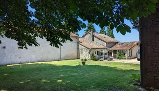 €140000 - Belle propriété en pierre de 4 chambres avec un acre de terrain