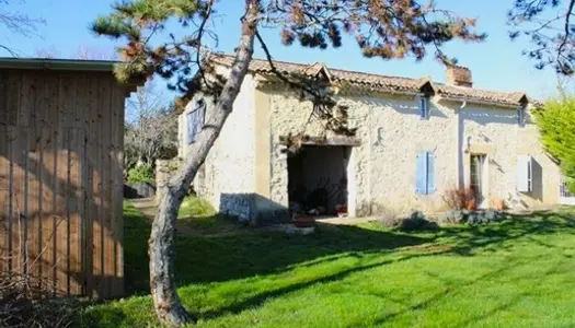 Aux portes d'un village, maison ancienne de 170 m² avec garage et jardin