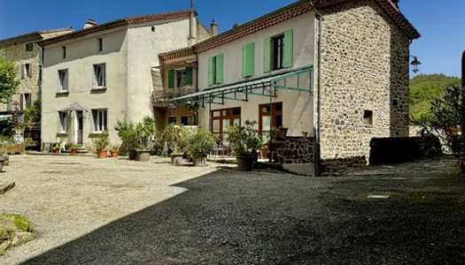 Très Jolie Petite Maison de Village avec Terrasse à Antraigues... 