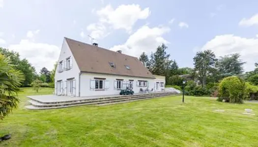 Maison familiale 300m² habitable avec piscine et écurie sur 7.2h 