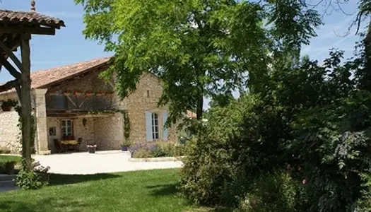 Dans un petit hameau paisible, maison en pierre restaurée avec dépendances, secteur Lectou