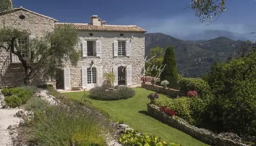 Château classé à 40 mn de Nice . 