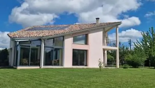 Maison d'architecte moderne dans un endroit calme et charmant