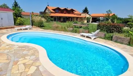 Villa de 230 m² hab, 7 chambres, terrain de 5160 m² avec piscine, au calme