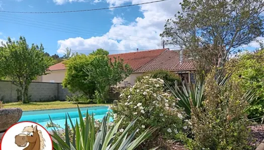 Maison, piscine, gîte et boxes pour chevaux 