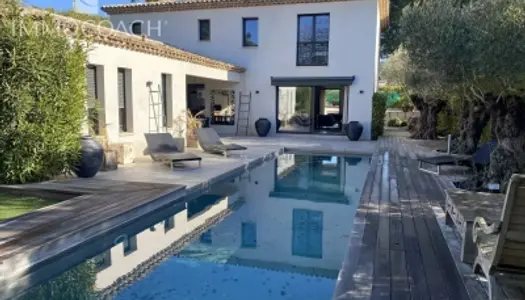Villa contemporaine avec piscine 