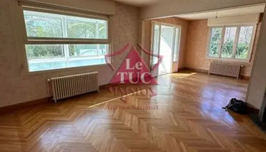 Immobilier professionnel Location Bressuire  174m² 1164€