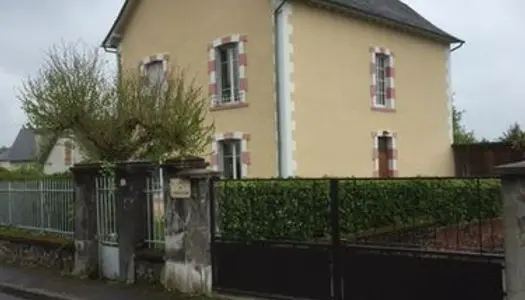 A louer grande maison avec jardin à Neuvic (19) 