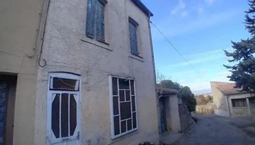 Située dans un village avec commerces à 10mn de l'autoro....