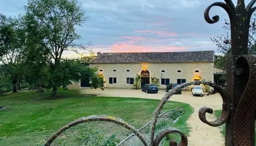 Maison de caractère de 500 m2, 9 pièces, 38000 m2 de terrain et piscine