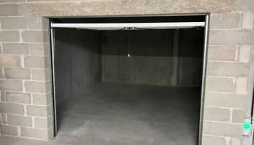 Grand box fermé / garde meubles en sous -sol 19m2 autoroute la Chapelle