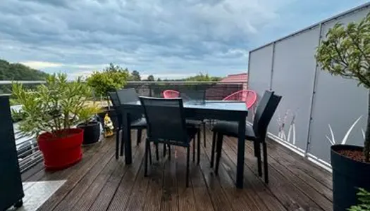 Appartement récent avec terrasse et garage 