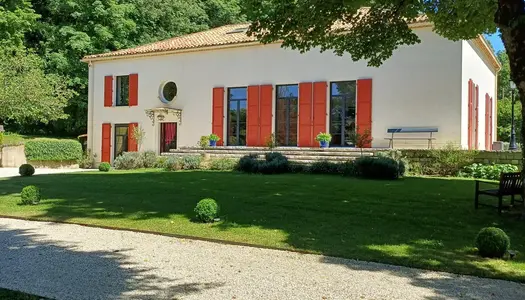 Angoulême sud - maison d'architecte de 335m2, pièces de réception, 6 chambres, piscine, jardin 