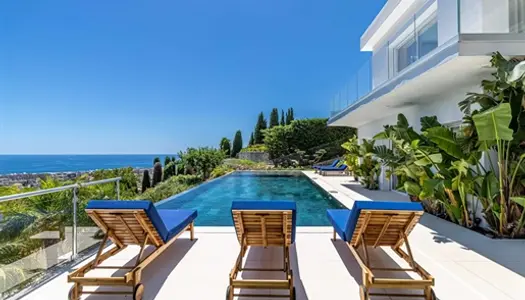 Golfe Juan : Idéalement située en position dominante, cette superbe villa contemporaine en 