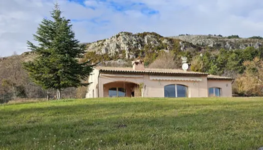 À acheter à Caussols : maison plain-pied 6 pièces sur 2500m2 de terrain