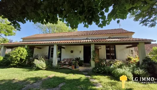 Maison de plain-pied, 2 ch, studio, garages, terrain de 5 595 m2 