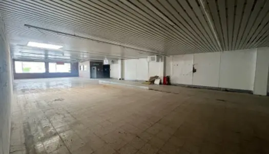 Local commercial 943 m²