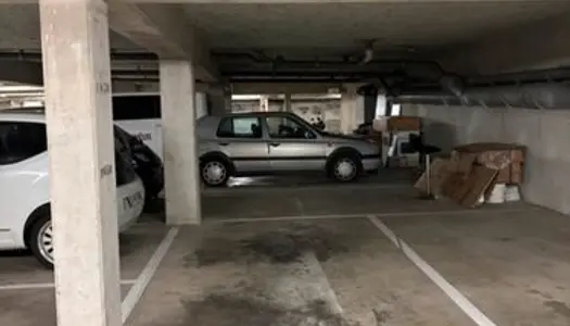 Place de parking dans le sous-sol 