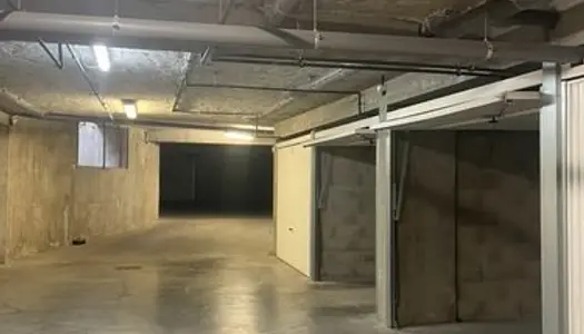 Garage box fermé sécurisé Lyon 8