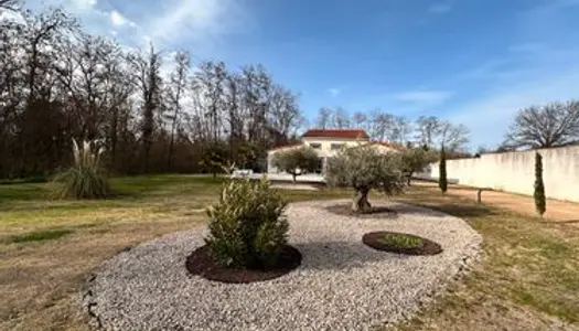 Maison avec terrain clos et piscine