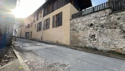 Maison de ville à Tullins(150m2) avec terrain arboré (430m2) et garage (17m2)