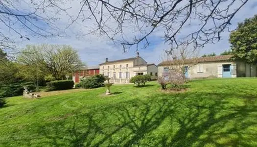 Grande maison Charentaise avec dépendances et maison à rénover