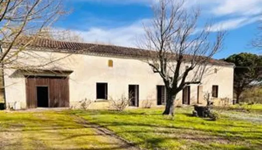 Belle maison en pierre à restaurer avec terrain et dépendances au calme