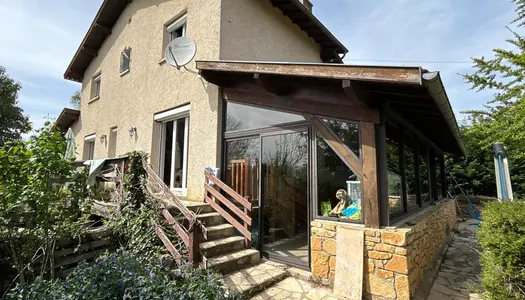 Maison au coeur du village dans un écrin de verdure - calme- piscine -