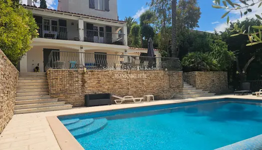 Villa composée de 2 appartements avec piscine . 