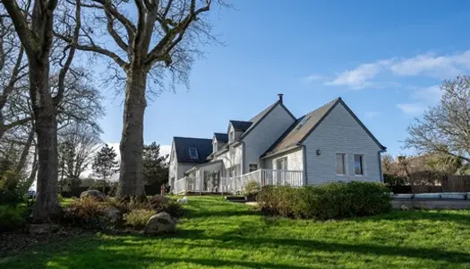 Maison en bois en bord de mer