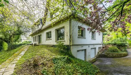 La maison d'architecte dans son écrin de verdure