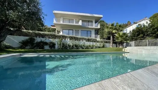 Villa meublée avec spacieuses terrasses, belle vue mer panoramique, vaste jardin, piscine et grand 