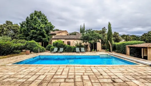Superbe maison au pied du Luberon avec piscine 
