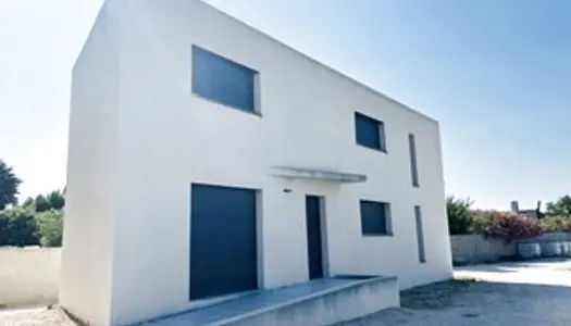 Camaret-sur-Aigues, bâtiment de 2016, proposant 2 