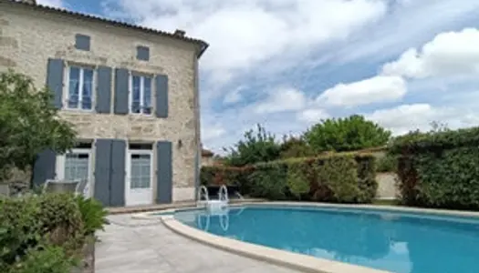 Proche Néré, maison 6 ch, dépendances, piscine, sur 1286m² de parcelles 