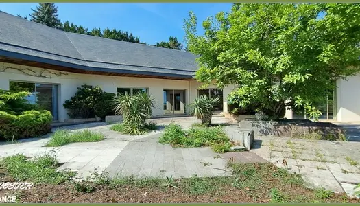 Belle propriété à rénover à Nevers -420 m² de plain-pied- Terrain de 1.7 ha 