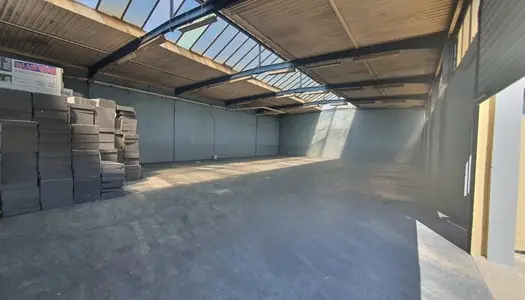 Hangar de stockage 225m2, porte véhicule lourd 